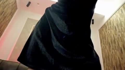 Mia online show from April 10, 2026, 5:17 pm