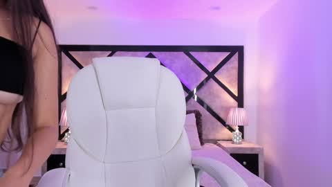 Mia online show from December 9, 2024, 8:44 pm