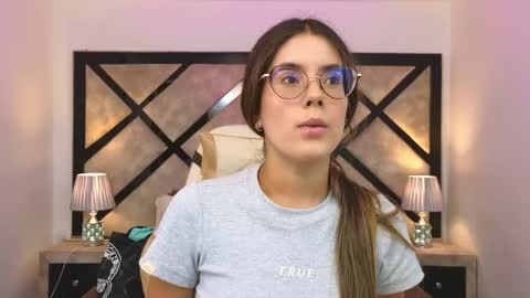 Mia online show from June 1, 2026, 7:15 pm