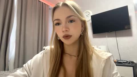 Milana online show from February 4, 2026, 12:00 pm