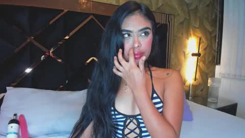 Mia Thompson online show from November 30, 2025, 5:00 am