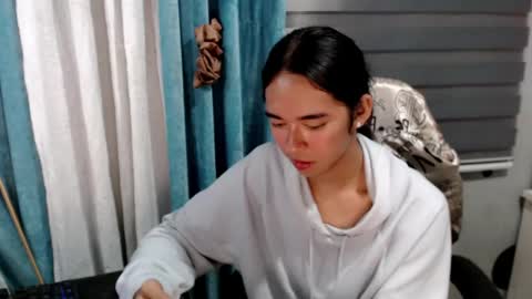 Mia online show from April 7, 2026, 6:52 pm