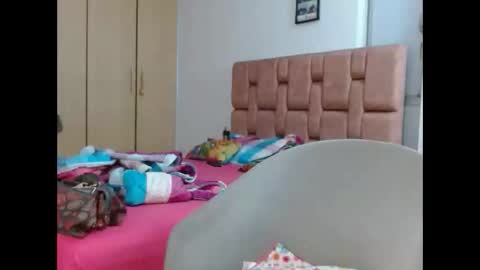 MIA VANESSA online show from February 5, 2026, 4:06 am