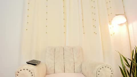 Miavenuss 1 online show from November 10, 2025, 7:57 pm