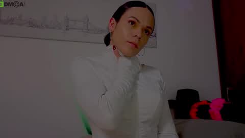 Mia online show from October 19, 2025, 4:40 pm