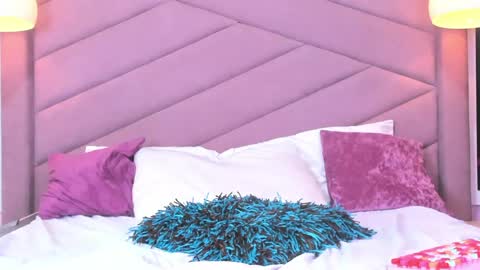 MiaWeiss online show from April 16, 2026, 10:12 pm