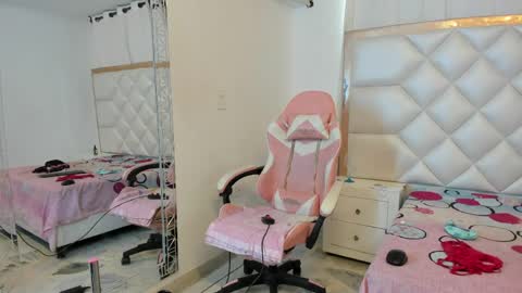 michelleblair1 online show from May 18, 2026, 3:29 pm