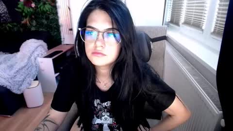 Snapshot of michellerossee chatting on November 25, 2025, 8:14 am michellerossee online show from November 25, 2025, 8:14 am