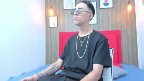 mick_johnsonn online show from November 17, 2025, 12:22 pm