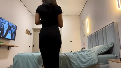 Mia online show from November 24, 2025, 3:23 pm