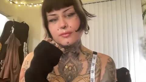 Snapshot of mignightmedliii chatting on September 26, 2025, 5:00 am Medli online show from September 26, 2025, 5:00 am