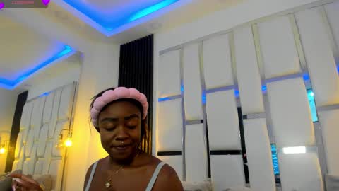 Miia Schwarz  online show from October 2, 2025, 9:44 pm