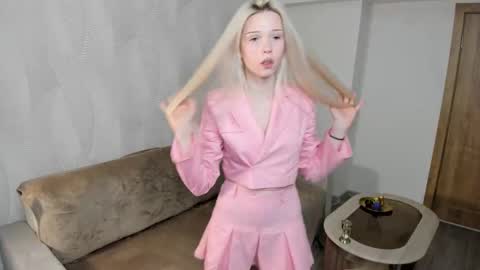 Angel girl online show from November 27, 2025, 7:49 pm