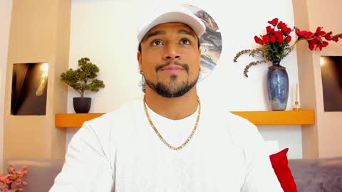 Snapshot of mike_estevess chatting on December 5, 2024, 11:07 pm online show from December 5, 2024, 11:07 pm