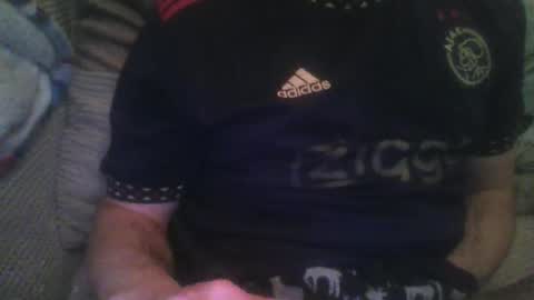 Snapshot of mikehockishuge9 chatting on November 28, 2025, 5:04 pm mikehockishuge9 online show from November 28, 2025, 5:04 pm