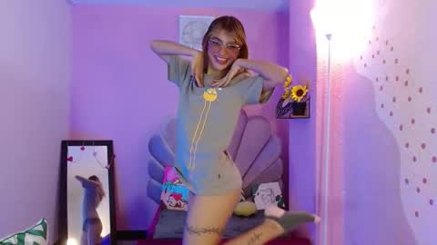 Snapshot of mikka_ela chatting on September 24, 2025, 1:47 pm Mikka 3 online show from September 24, 2025, 1:47 pm