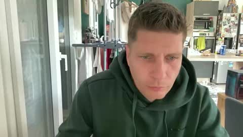 miklp8463 online show from April 22, 2026, 8:06 am