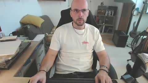 mikmik91 online show from April 8, 2026, 10:37 am