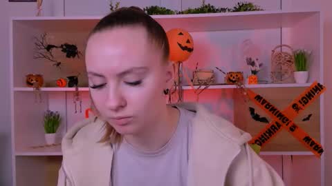 mila_glow online show from November 3, 2025, 5:42 am