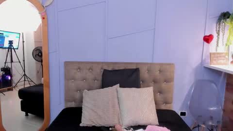 Mila and samy online show from November 16, 2025, 11:38 am