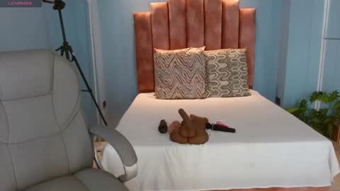 Snapshot of milaa_star chatting on February 25, 2026, 4:00 am milaa_star online show from February 25, 2026, 4:00 am