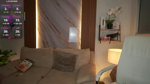 milacrave online show from October 15, 2025, 12:16 pm