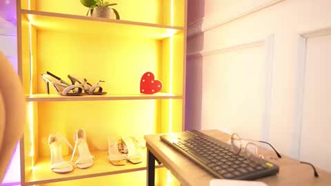 milacrave online show from February 14, 2026, 11:40 am