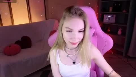 Mila online show from April 21, 2026, 9:06 pm