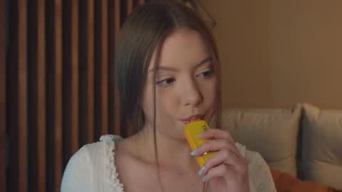 Mila online show from March 5, 2026, 3:08 pm