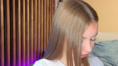 Snapshot of milaice chatting on May 17, 2026, 3:08 pm Mila online show from May 17, 2026, 3:08 pm