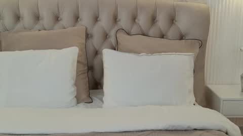 milaleoneli online show from September 29, 2025, 6:57 pm