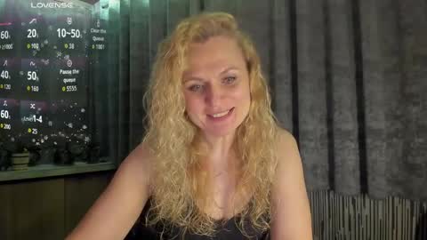 milanna_x online show from April 6, 2026, 8:43 pm