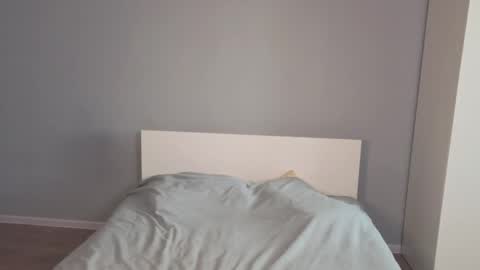 Mila online show from September 20, 2025, 6:58 am