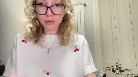 Mila online show from September 21, 2025, 3:35 pm