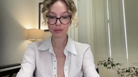 Mila online show from September 24, 2025, 10:40 am