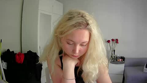 Snapshot of milena391630 chatting on April 29, 2026, 1:26 pm Milena new nonude shy blonde natural online show from April 29, 2026, 1:26 pm
