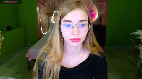 Snapshot of milenashy_ chatting on November 25, 2025, 1:33 pm Milena online show from November 25, 2025, 1:33 pm