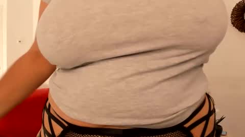 Snapshot of milfelladd69 chatting on November 29, 2025, 9:23 am MilfElla online show from November 29, 2025, 9:23 am