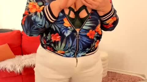 Snapshot of milfelladd69 chatting on January 10, 2026, 10:17 am MilfElla online show from January 10, 2026, 10:17 am