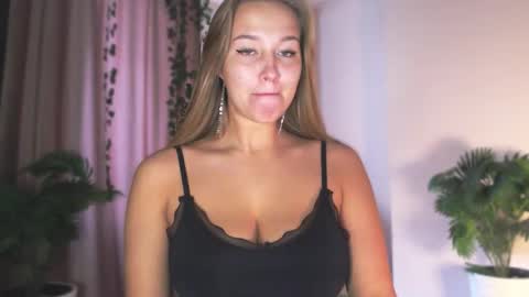 milk_bunny_ online show from December 19, 2025, 7:59 am