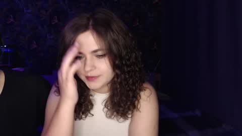 Snapshot of milk_slice chatting on March 12, 2025, 10:17 pm Stella and Neo online show from March 12, 2025, 10:17 pm