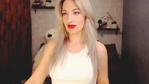 MillaXQueen online show from February 10, 2025, 3:32 pm