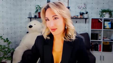 MillaXQueen online show from September 28, 2025, 9:36 am