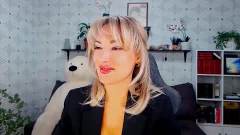 MillaXQueen online show from October 5, 2025, 2:59 pm