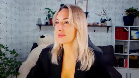 MillaXQueen online show from November 11, 2025, 3:56 pm