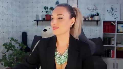 Snapshot of millaxqueen chatting on May 15, 2026, 3:19 pm MillaXQueen online show from May 15, 2026, 3:19 pm