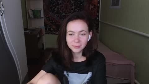 Snapshot of milora_ chatting on September 17, 2025, 8:16 am Mila online show from September 17, 2025, 8:16 am