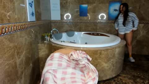 Snapshot of mira_karter chatting on December 5, 2024, 2:31 am Mira online show from December 5, 2024, 2:31 am