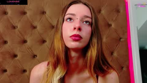 mira_lynxx online show from January 5, 2026, 5:27 pm