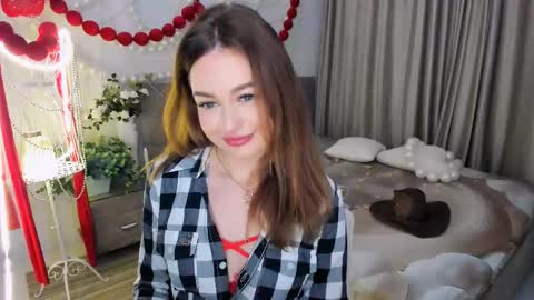 Snapshot of miraclecurly chatting on May 12, 2026, 7:33 pm Emma online show from May 12, 2026, 7:33 pm